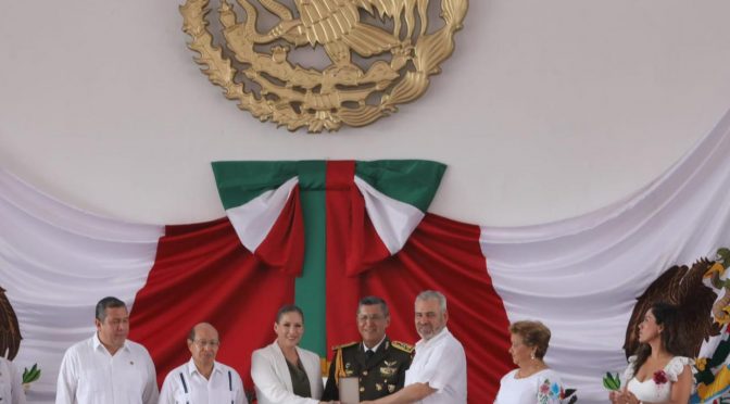 Asiste Bedolla a sesión del Congreso por entrega de presea Constitución de 1814, al Colegio Militar