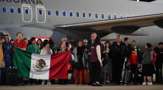 Gobierno estatal recibe en CDMX a ocho michoacanos repatriados de Israel