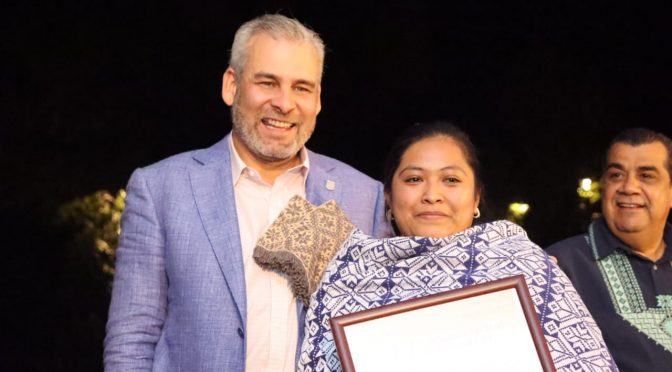 Artesana de Angahuan gana premio especial en concurso estatal