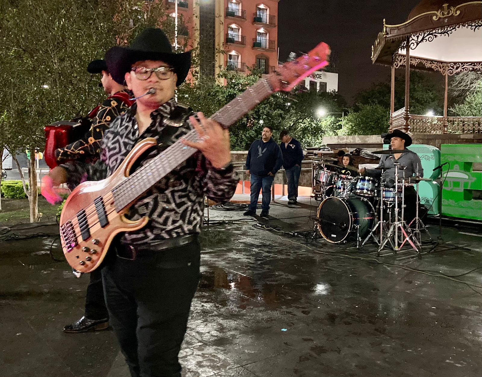 Gran ambiente en plaza principal con el Grupo Culpable – Administración Municipal Reynosa 2021-2024