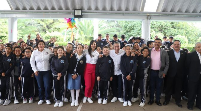 Tenis llegan a más de 90 mil estudiantes en Michoacán