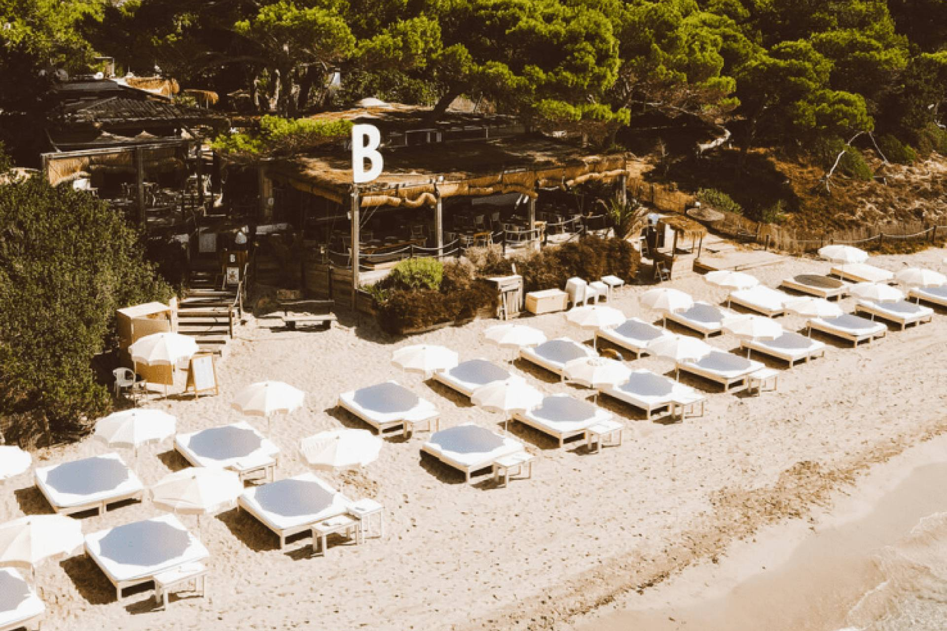 Ibiza abre sus beach clubs y anticipa un gran verano